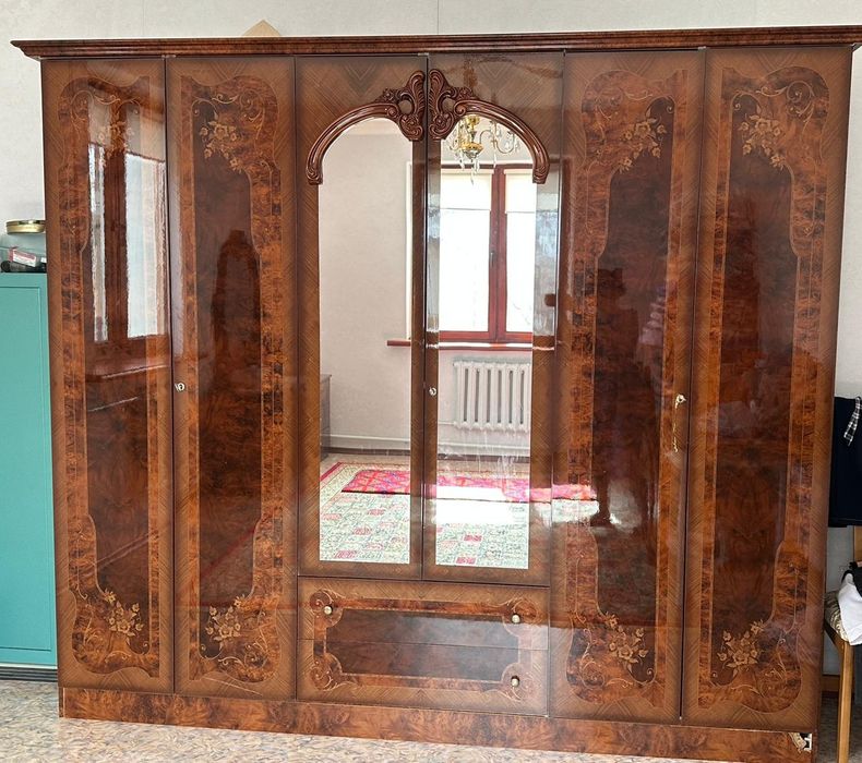 Шифоньер, комод айнасымен сатылады