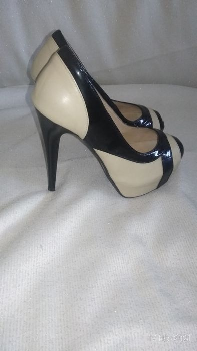 Pantofi din lac negru cu bej