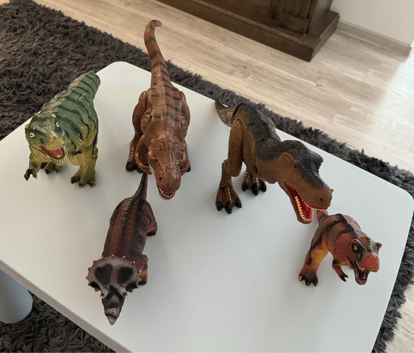 Dinozauri copii stare f buna( marimi mari )  Pret : 119 lei( toti 5)