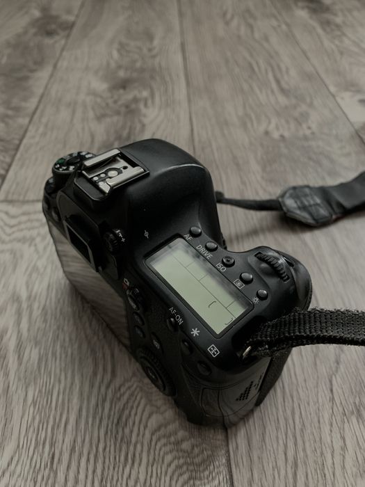 Продам Canon 6D в хорошем состоянии