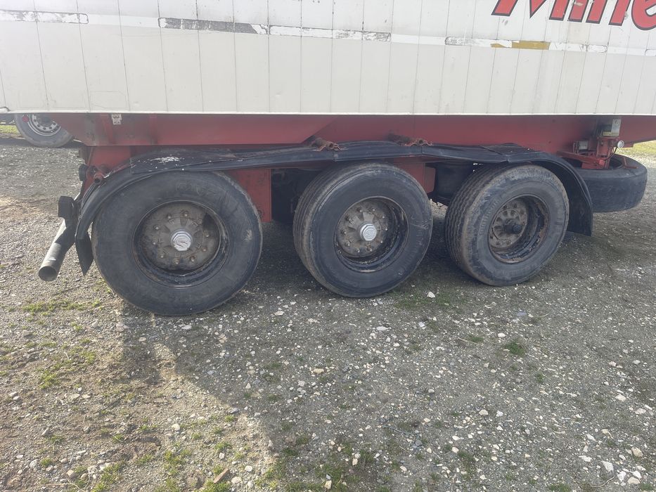 Vand sau schimb cu basculabila de 7,5 t