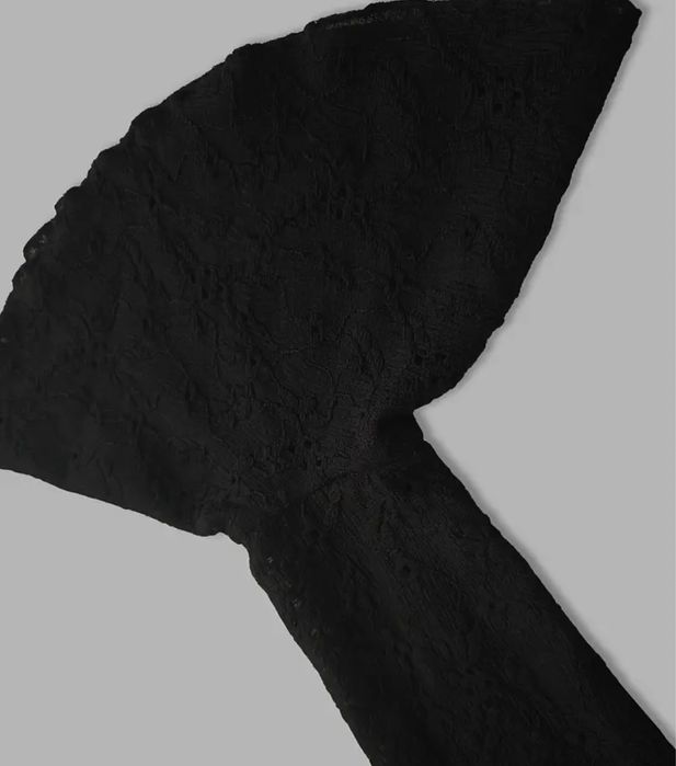 Черное коужевное платье