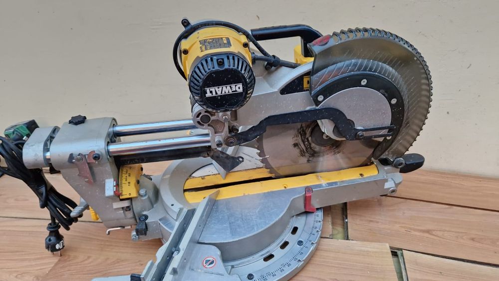 Fierăstrău circular Dewalt DWS780 - QS