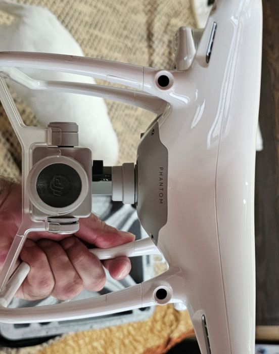 Квадрокоптер DJI Phantom 4 Pro