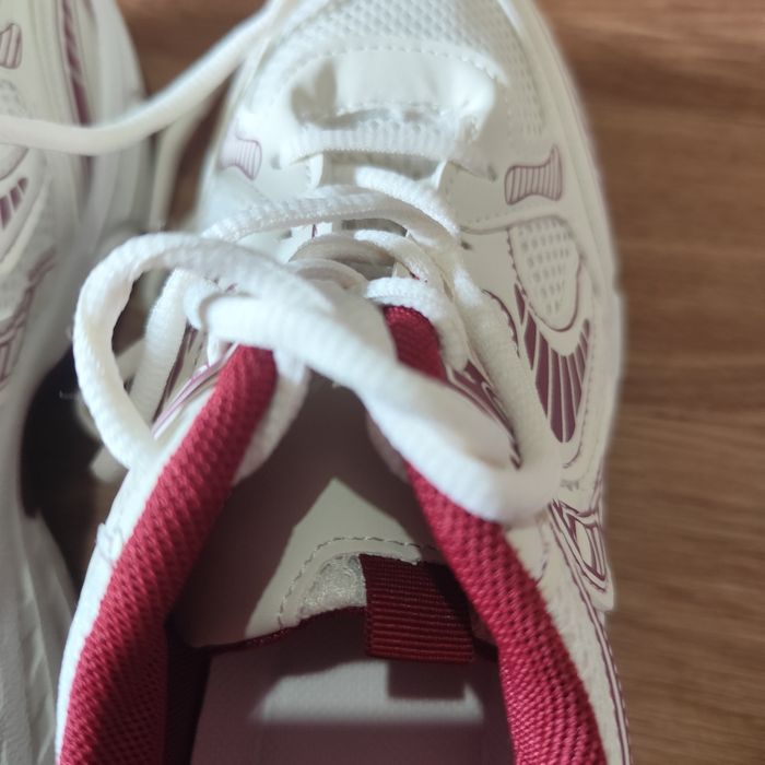 Красавки, красные кроссовки обувь,