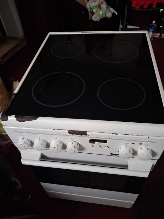 Aragaz electric Electrolux cu plita vitroceramica