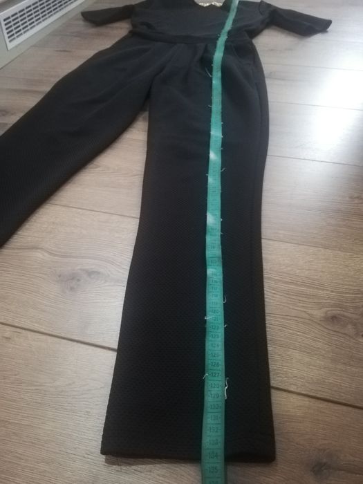 Черен гащеризон с изрязан гръб