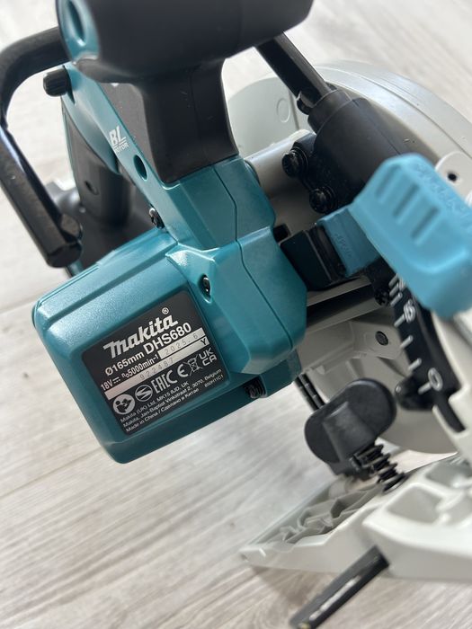 Makita DHS 680 circular de mana