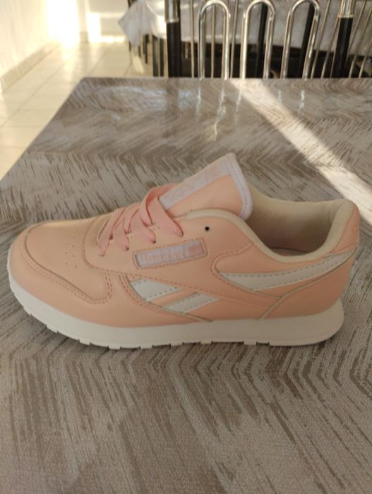 Кроссовки женские