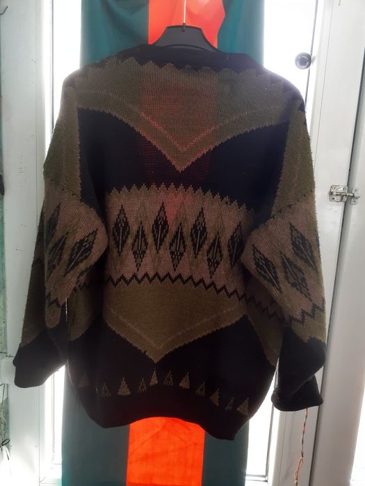 Pulover culore închisă starea fforte bună fără defecte