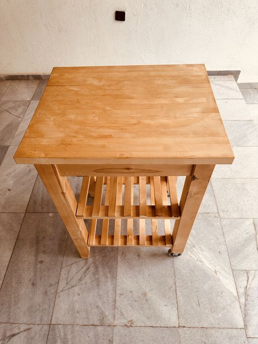 Масивна кухненска количка с butcher block плот (за рязане)