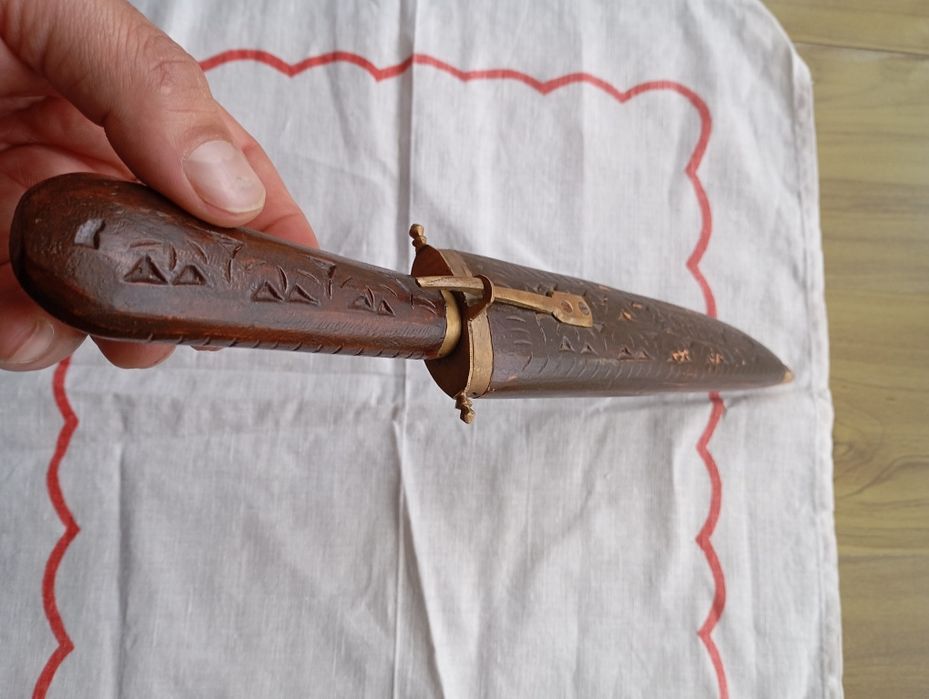 Vând pumnal vechi, teacă din lemn sculptat,lama ascuțită