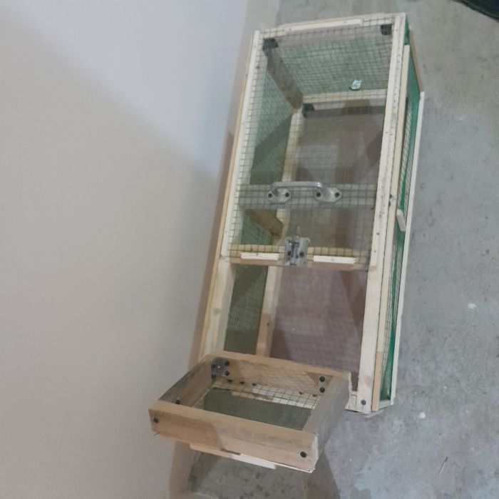 Qush uchun qafas sotiladi.