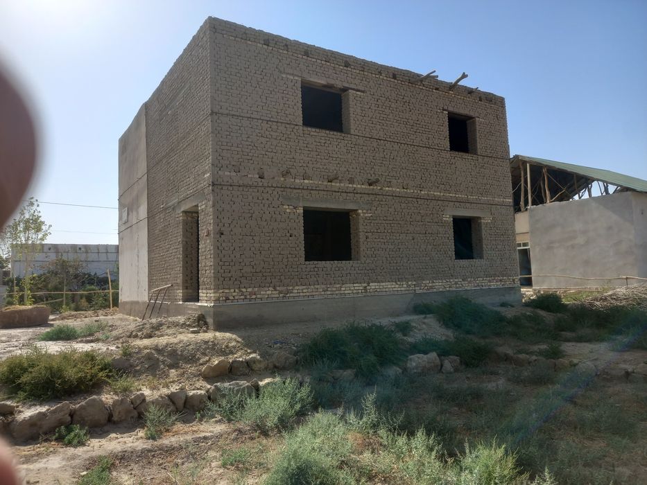 Жай сатылады 2 этаж асты магазин