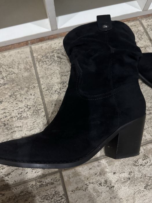 Ботинки-казаки, черные замшевые