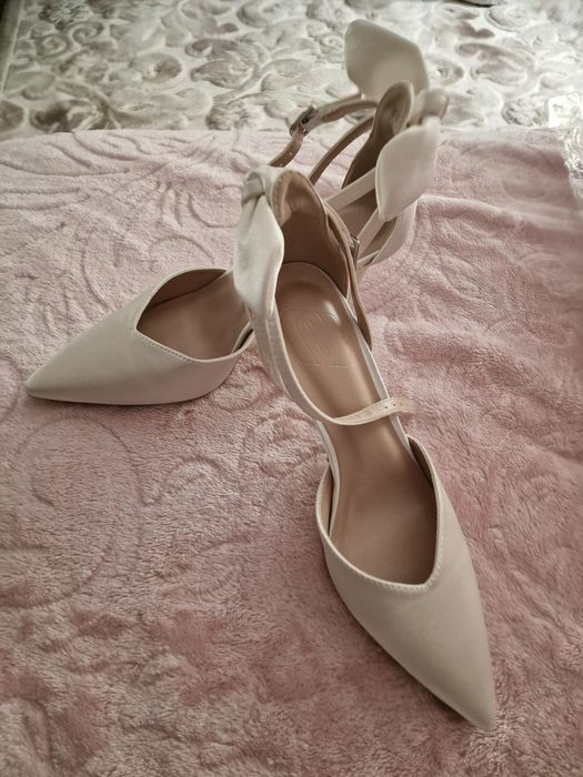 Rochie de mireasa+pantofi+decoratiuni