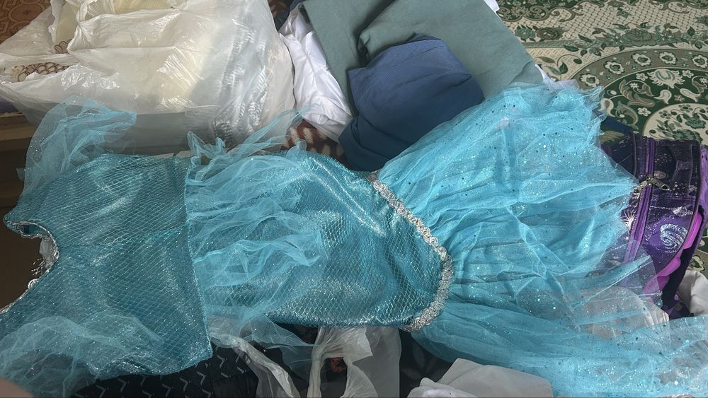 Қыздар улдар мерекелік киімдер сатылады