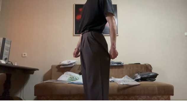 серые брюки широкие