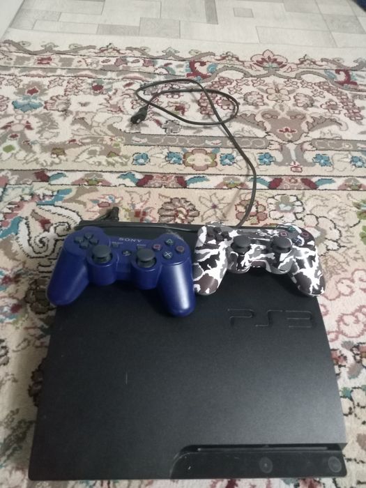 Игровая приставка Sony PlayStation 3 Slim в отличном комплекте с двумя
