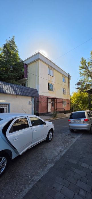 Сдаётся магазин в аренду возле площади.