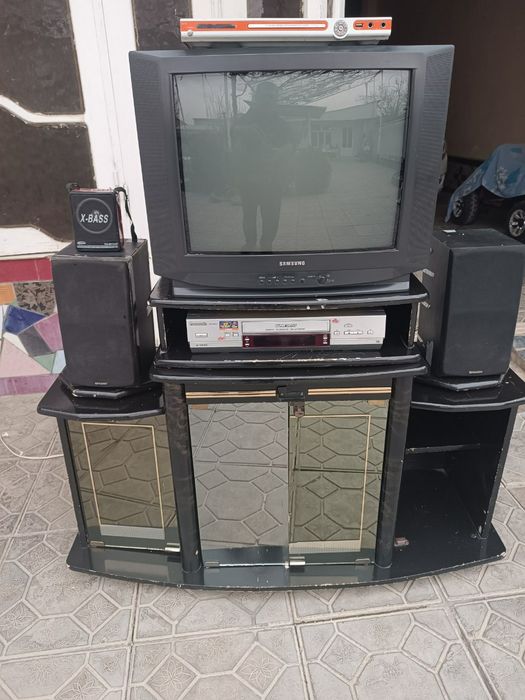 Телевизор с подставкой