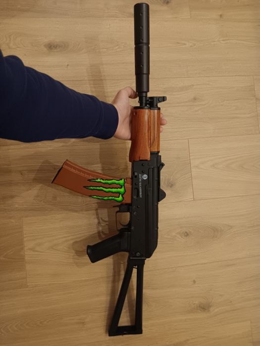 airsoft AK-74 U със заглушител.