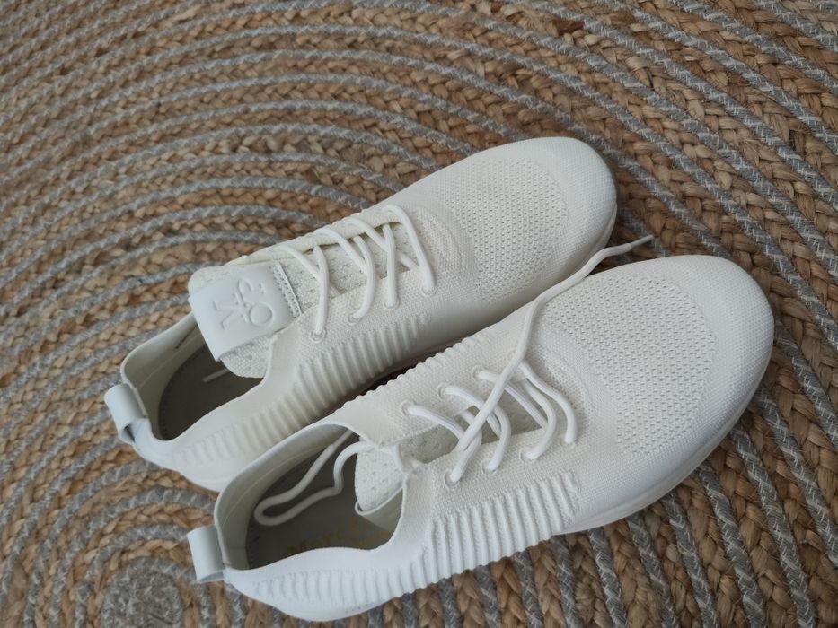 Продавам чисто нови маратонки