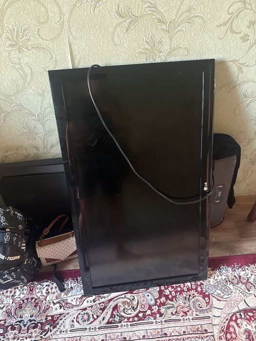 Телевизор LG пултьмен бари бар