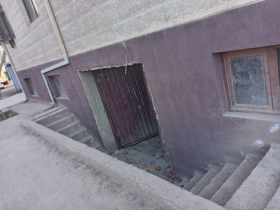 Dom yarim padval joy sotiladi