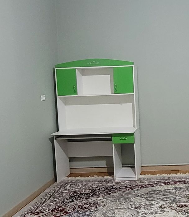 Bolalar uchun shkaf va ish stoli