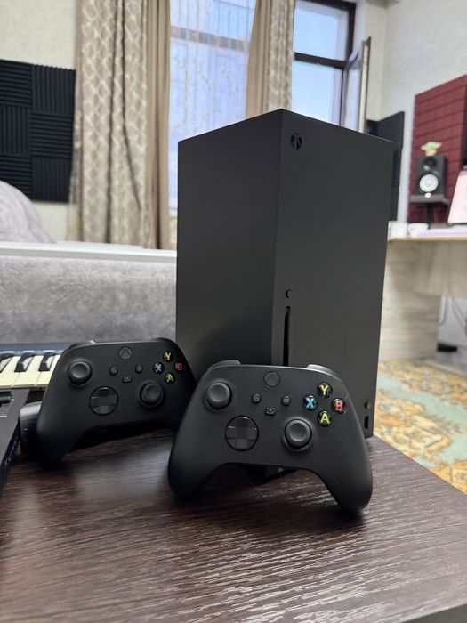 Xbox Series X 1tb + 2 геймпада