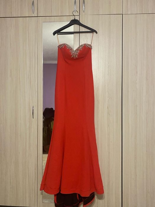 Официална роклята е 36 размер