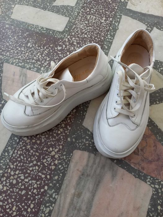 Adidașii/ Pantofi sport din piele