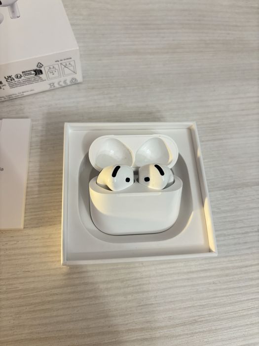 Безжични слушалки Apple AirPods 4