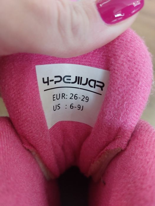 Светещи ролкови кънки