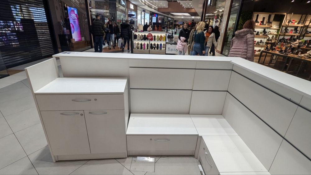 Продавам търговски щандове за мол