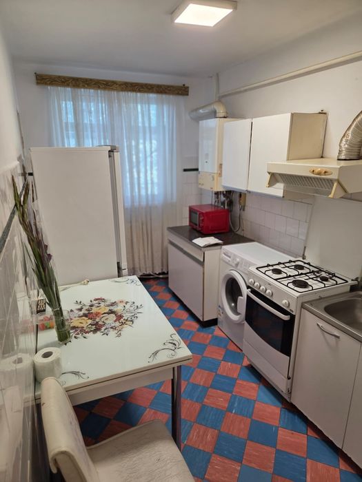 Apartament 3 camere et 4 din 10 cu lift!