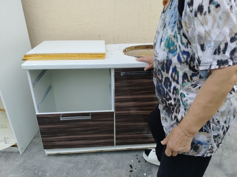 Отдам даром 2 кресла,кухонный шкаф