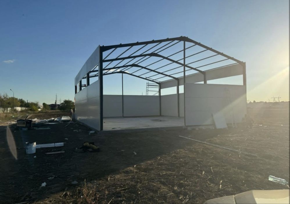 Vând hală metalică 9 m lățime cu 20 m lungime cu patru la streașină