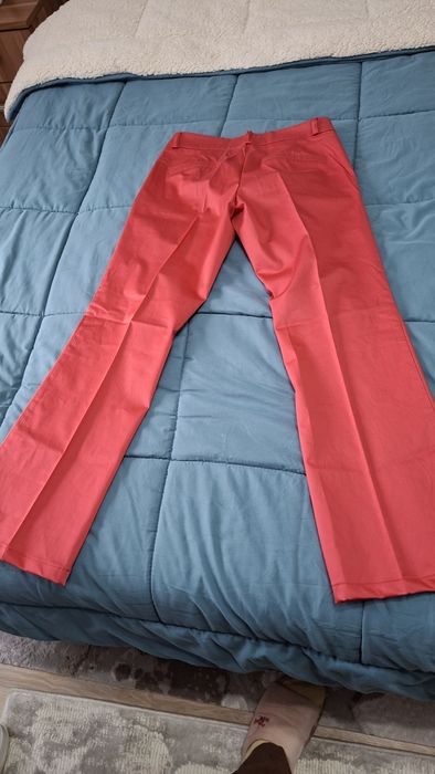 Pantaloni noi  nu sunt blugi .Mărimea 34  - Corai / Roșu . Pret 70 de lei