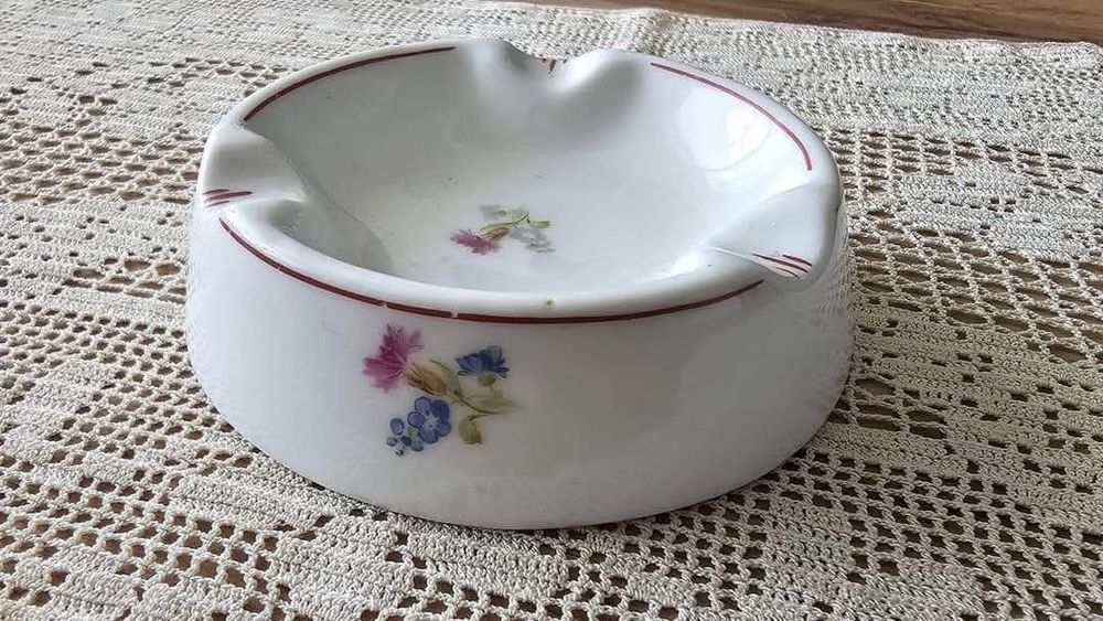 Български порцеланов пепелник