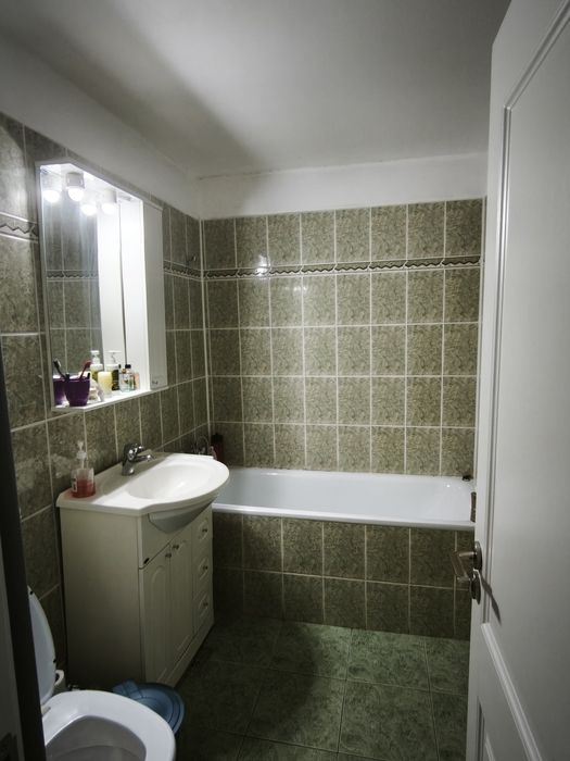 Închiriez apartament cu 3 camere in zona Nord/ Mall