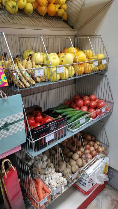 Метален стелаж с кошници за зеленчуци