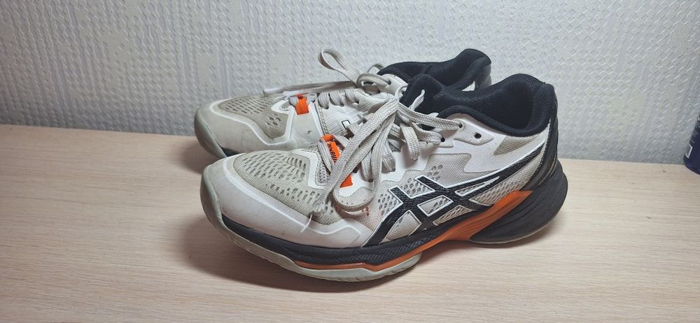 Кроссовки Asics белые