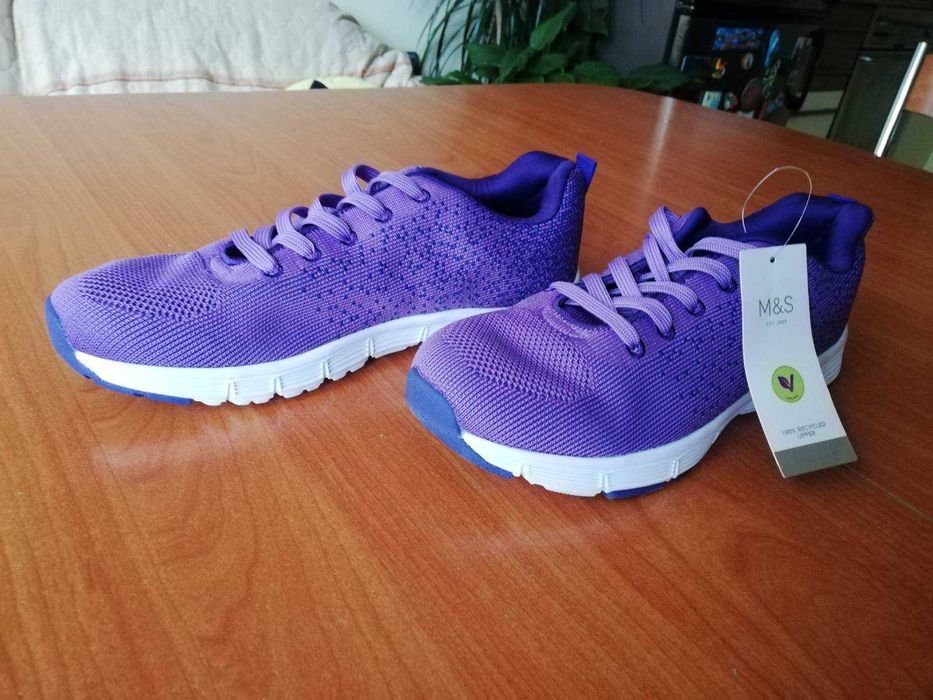 Нови маратонки от Англия