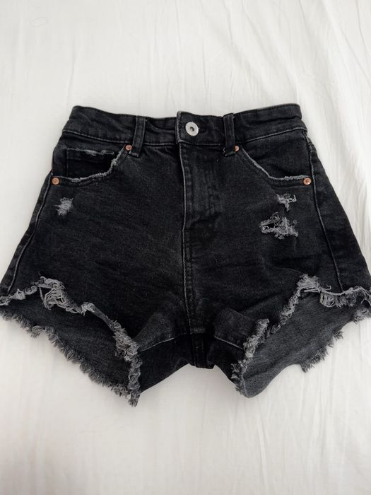 Черни дънкови къси гащи по тялото BERSHKA