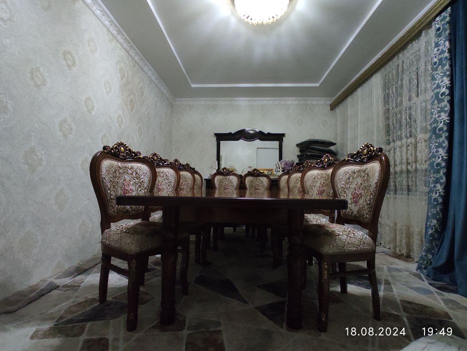 Стол. 10 та стул