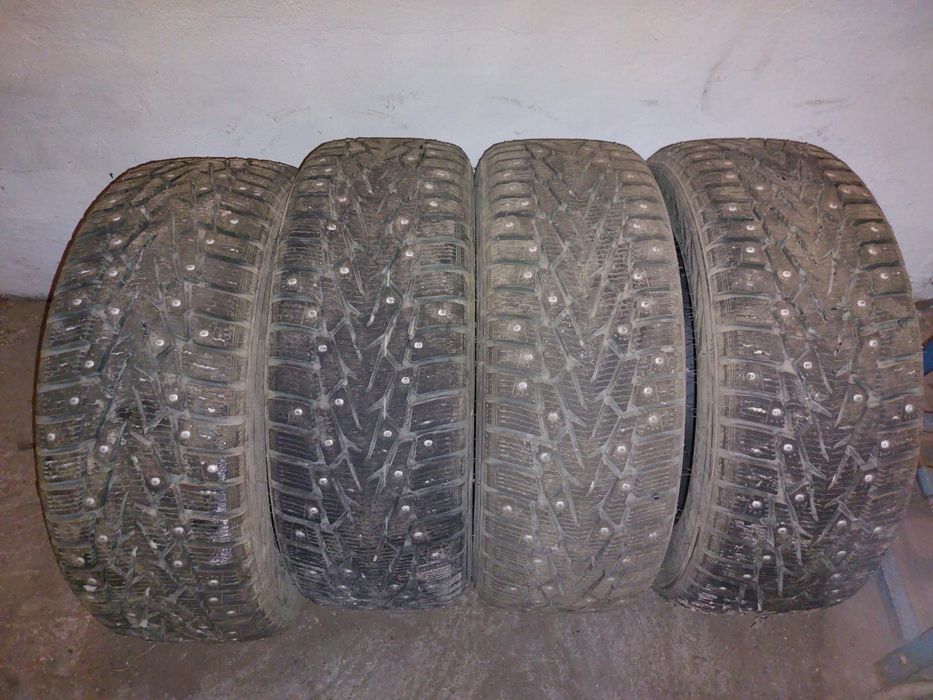 Комплект зимней резины с шипами в идеальном состоянии