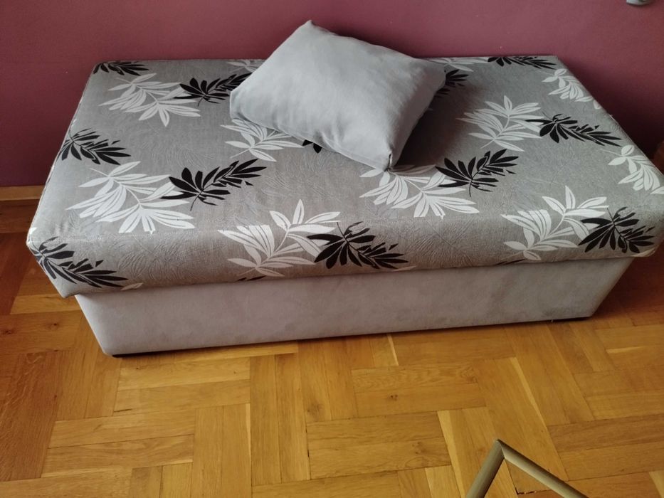 Холна гарнитура-диван и две табуретки ( малка и голяма отваряема)