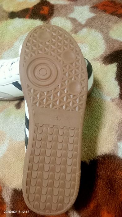 Продам кроссовки новые за 3500